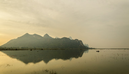 张杰的新歌《看月亮爬上来》歌词