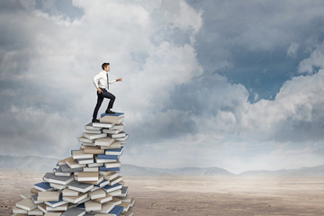 张杰的新歌《看月亮爬上来》歌词