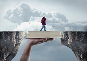 张杰的新歌《看月亮爬上来》歌词