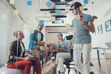 《远离尘嚣》说明了什么