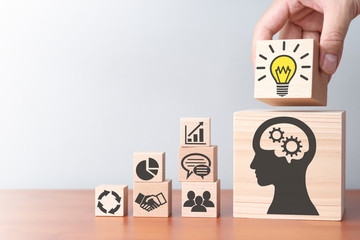 张杰的新歌《看月亮爬上来》歌词