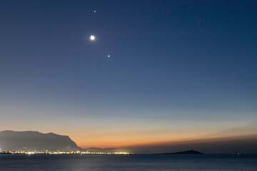 《远离尘嚣》说明了什么