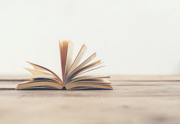 《远离尘嚣》说明了什么