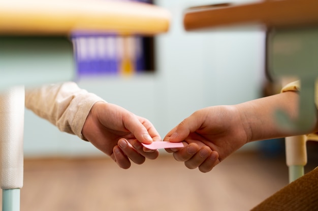 《远离尘嚣》说明了什么