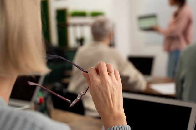 《远离尘嚣》说明了什么