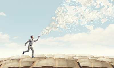 张杰的新歌《看月亮爬上来》歌词