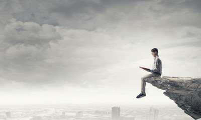 《远离尘嚣》说明了什么