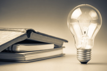 张杰的新歌《看月亮爬上来》歌词