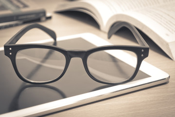 《远离尘嚣》说明了什么